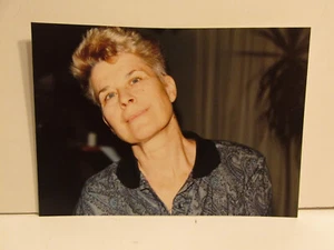 1980S VINTAGE FOUND PHOTOGRAPH COLOR ART OLD PHOTO BLONDE WOMAN SHORT HAIR PIC - Picture 1 of 4