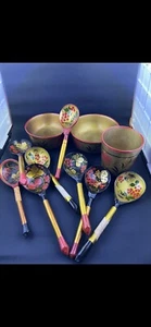 8 Vintage russische Khohloma Holzlöffel 2 Schüsseln und 1 Tasse oder Topf insgesamt 11 - Bild 1 von 12
