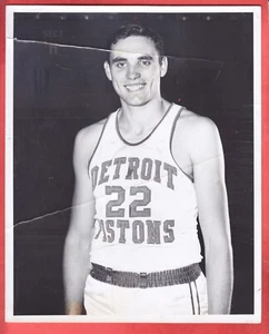 1962   DETROIT PISTONS   TYPE 1   GLOSSY     8 X 10    DAVE DeBUSSCHERE   ROOKIE - Picture 1 of 2