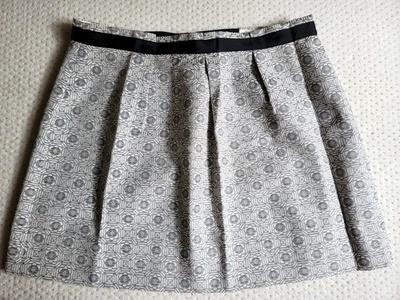 Falda plisada plateada con patrón geométrico Maison Jules usada en excelente estado talla XL Foto 1 de 4