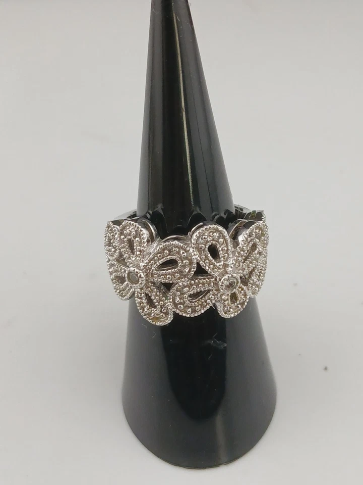 Anillo de moda LIA SOPHIA tono plateado piedras transparentes diseño floral talla 6  Foto 1 de 4