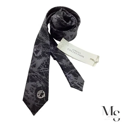 $1,280 COLECCIÓN VERSACE Corbata Medusa Arte Abstracto Negro y Gris Italia W:2" Nueva con Etiquetas Foto 1 de 4