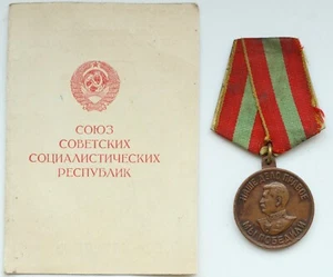 Medalla soviética rusa URSS Segunda Guerra Mundial por trabajo valiente durante la Segunda Guerra Mundial con DOC - Imagen 1 de 3