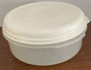 Vtg Rubbermaid Servin Saver #5 Almond Lid 22 Cup Storage Container Round Bowl - Picture 1 of 5