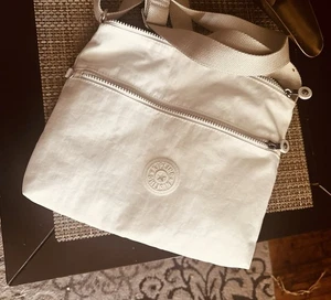 Kipling (4)…Umhängetasche weiß mittelgroß Reißverschluss 12 Zoll x 12 Zoll - Bild 1 von 3