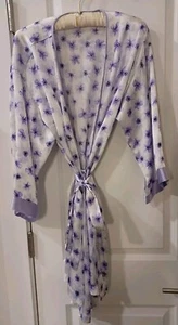 Cruz Damen Morgenmantel Größe Medium Lila Blumen Knielang Floral Transparent Satin Feel - Bild 1 von 5