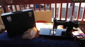 VERY RARE VINTAGE MAL'S MINI CLASSIC PORTABLE SEWING MACHINE REPLICA OF #221 - Imagen 1 de 23