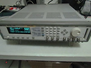 Generador de señal de pulso HP / AGILENT 81110A con módulo de salida 81111A 165 MHz - Imagen 1 de 7