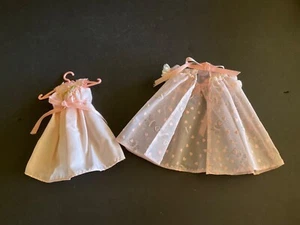Set Peignoir rosa vintage con etichetta Vogue Jill. Camicia da notte e accappatoio - Foto 1 di 6