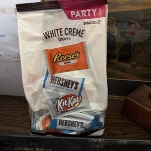 HERSHEY'S, KIT KAT and REESE'S Assorted White Creme Snack Size, Candy Party Pack - Picture 1 of 3