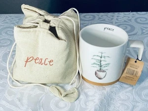 NEU Creative Co-op Tasse + Kordelzugbeutel "Peace" Weihnachtsbaum Caroline Simas - Bild 1 von 4