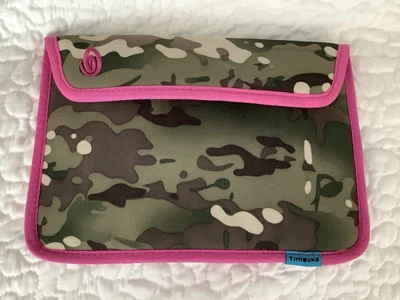 Bolsa plana timbuk2 camuflagem rosa aparada 9x7 polegadas fechamento fácil nova sem etiquetas - Imagem 1 de 4