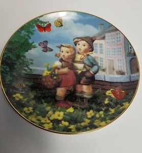 M.I. Hummel Little Companions "Surprise" Plate Collection N7265 Danbury Mint - Picture 1 of 8