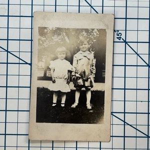 RPPC Vintage Sepia Echt Foto Postkarte von zwei Kindern Anfang 1900 - Bild 1 von 3