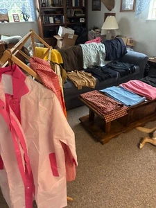 16 Vintage Teile Damen Kleidung Unikat siehe Video Hosen Shirts Pullover Röcke - Bild 1 von 20