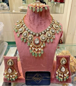 Set da sposa Kundan tradizionale con perline verdi reali Bollywood con collana di perle - Foto 1 di 3