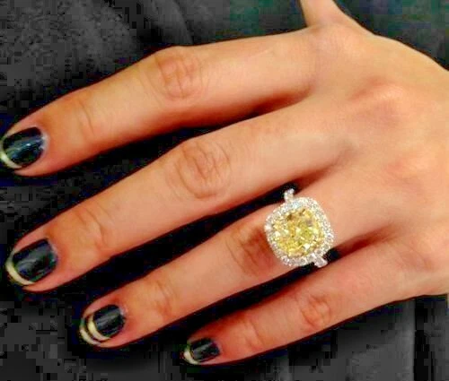 Anillo de compromiso de zafiro creado en laboratorio con corte cojín amarillo de 4,20 quilates en oro blanco de 14 k Foto 1 de 1