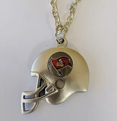 Collar con dije de casco de peltre plateado 3D Tampa Bay Buccaneers - con licencia NFL  Foto 1 de 4