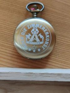 Zimmerer Meister Handwerk Zunft Geschenk Taschenuhr Quarzuhr, Laser Gravur. - Bild 1 von 3