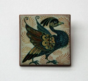 Broche Stockwell Cerámica William De Morgan Bestia Fantástica Hecho a Mano en Inglaterra - Imagen 1 de 3