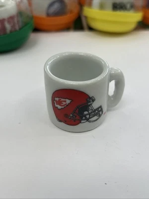 Caneca de café vintage Kansas City Chiefs futebol miniatura cerâmica 1 1/4" NOVA - Imagem 1 de 2