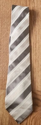 Gravata Donald Trump Signature Collection masculina bege listrada clássica 100% seda - Imagem 1 de 4