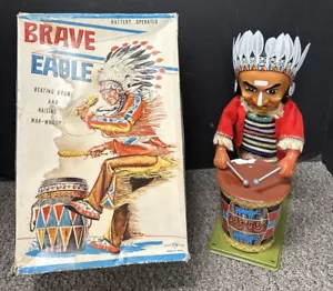 Giocattolo di latta vintage a batteria Brave Eagle capo indiano che batte batteria con scatola - Foto 1 di 13