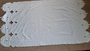 Vintage white cotton table runner with scalloped edges and white embroidery. - Imagen 1 de 3