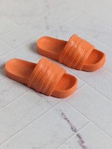 Barbie FASHIONISTAS passt BREIT KEN Puppe ORANGE SANDALEN Pantoletten FLIP FLOPS - Bild 1 von 2