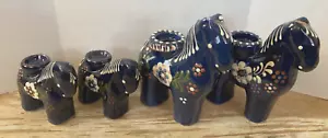 Portavelas votivas de porcelana vintage Dala caballo esmalte marino con diseños de deslizamiento - Imagen 1 de 9
