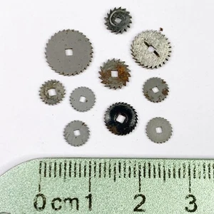 Lote de 10 piezas de reparación de dientes de sierra de reloj Steampunk engranajes ruedas de trinquete plata azul B - Imagen 1 de 3