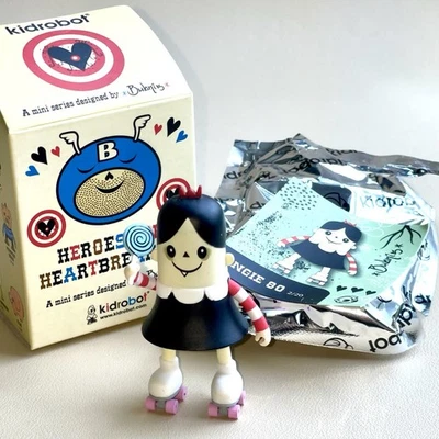 Minifigura “Angie 80” Heroes And Heartbreakers de Kidrobot RYAN BUBNIS Foto 1 de 4