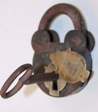 ancien cadenas et sa clef ( clé serrure ). 