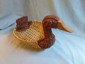 Woven straw basket shapped as a duck with a wooden beak - Picture 1 of 3