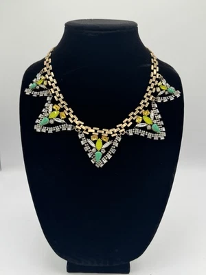 Collar llamativo Stella y punto mezclado metal verde amarillo, piedras transparentes Foto 1 de 4