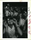 1994 Pressefoto Laurie Weber beobachtet Sonnenfinsternis im Freeport McMoRan Center