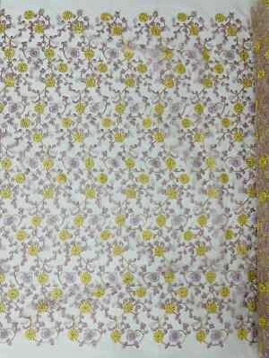 Patio de tela de encaje floral - Flores doradas metálicas con hojas lila sobre tul blanco Foto 1 de 4