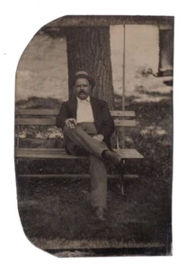 1890s 1900s Edad Dorada HOMBRE EXTERIOR PARQUE BANCO CIGARRO SOMBRERO DE PAJA 1/6 Placa Tinte - Imagen 1 de 4