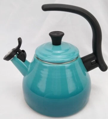 Tetera Le Creuset Crisenth Whistling Turquesa 1,6 Qt Esmalte Sobre Acero Foto 1 de 4