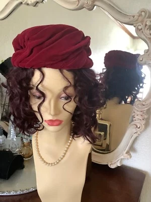 Sombrero plisado de terciopelo rojo vintage con tapa de satén, hecho en unión Foto 1 de 4