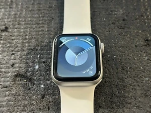 APPLE WATCH SERIES 6 GPS 40MM 32GB SILVER ALUMINUM CASE MG183LL/A - Zdjęcie 1 z 11