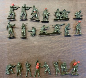1:35 Lot of 14 Good & 8 Damaged WWII US Army Infantry Soldiers, Possibly Revell - Picture 1 of 5