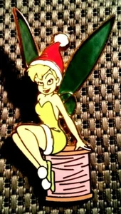 DISNEY STORE 2007 TINKER BELL CON CAPPELLO BABBO NATALE VETRO COLORATO ALI SPILLA - Foto 1 di 1