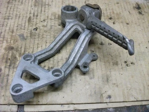 Kawasaki GPX 750 Fussraste hinten rechts mit Halter - Nr. 3892 - Bild 1 von 1