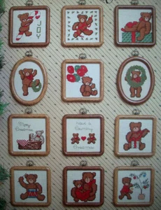 Orsacchiotto natalizio miniornamento punto croce motivo Dale Burdett - Foto 1 di 3