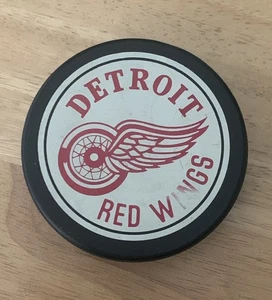 Detroit Red Wings Vintage Official NHL Hockey Puck Trench Mfg John Ziegler - Bild 1 von 2
