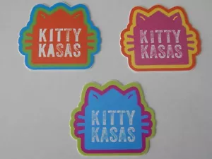 KITTY KASAS SET DI 3 ADESIVI DECALCOMANIA MULTICOLORE GRANDE QUALITÀ 2" NUOVI - Foto 1 di 4