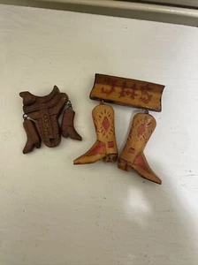 2 Vintage handgefertigte Holz Cowboy Anstecknadeln Stiefel, Sattel - Bild 1 von 7