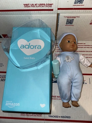 Muñeca Adora 11" Sweet Baby Boy Azul, Lavable a Máquina, Hipoalergénica, Edad 1+ Foto 1 de 3