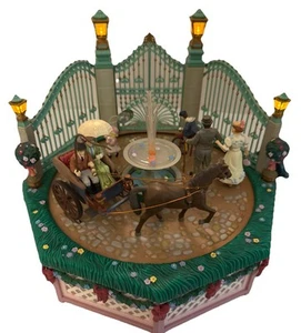 enesco victorian Sunday In The patk Musical Piece 1991 Battery/ Adapter Lighted/ - Imagen 1 de 23